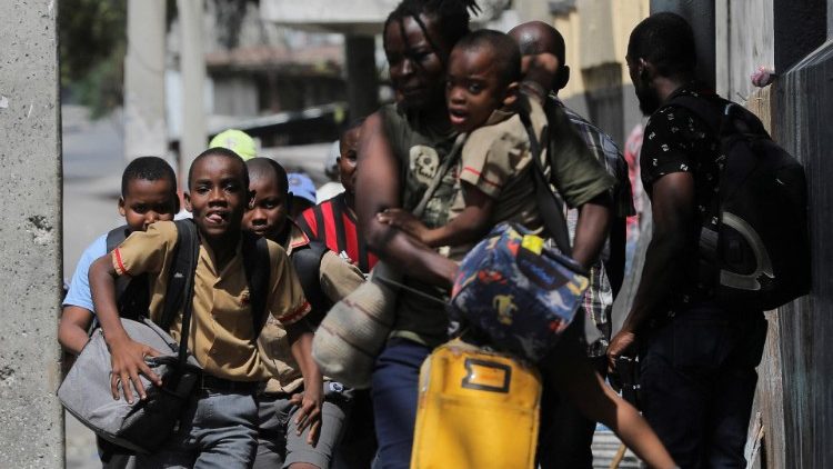 Schulkinder bringen sich am 3. März in Port-au-Prince vor Schüssen in Sicherheit