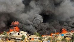 Incendio en el campo de refugiados rohingya de Balukhali, en Cox's Bazar