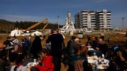 Nach den schweren Erdbeben in Syrien und der Türkei müssen viele Menschen in Notunterkünften leben.