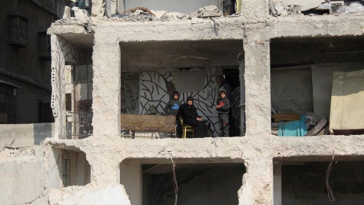 Una familia en una casa dañada en Alepo 