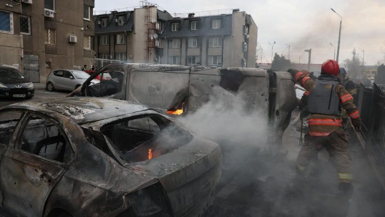Equipes de emergência apagam incêndio em veículos no local de um ataque de míssil russo, em meio ao ataque da Rússia à Ucrânia, em Kiev, Ucrânia, 9 de março de 2023. REUTERS/Gleb Garanich