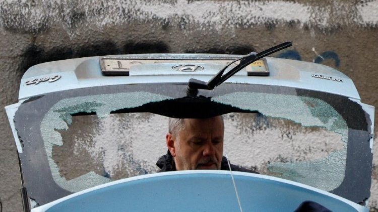 Um homem verifica um carro danificado no local de um ataque de míssil russo, em meio ao ataque da Rússia à Ucrânia, em Kiev, Ucrânia, 9 de março de 2023. REUTERS/Gleb Garanich