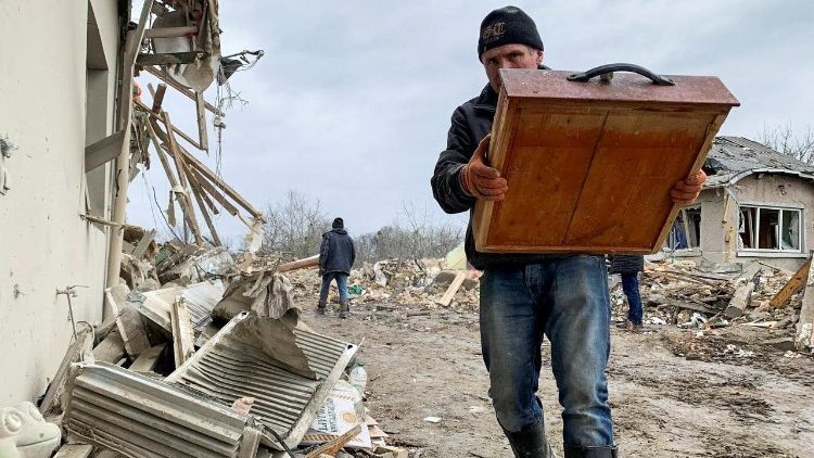 Um morador local caminha entre os restos de edifícios residenciais destruídos por um ataque de míssil russo, em meio ao ataque da Rússia à Ucrânia, perto da cidade de Zolochiv, região de Lviv, Ucrânia, 9 de março de 2023. REUTERS/Andriy Perun