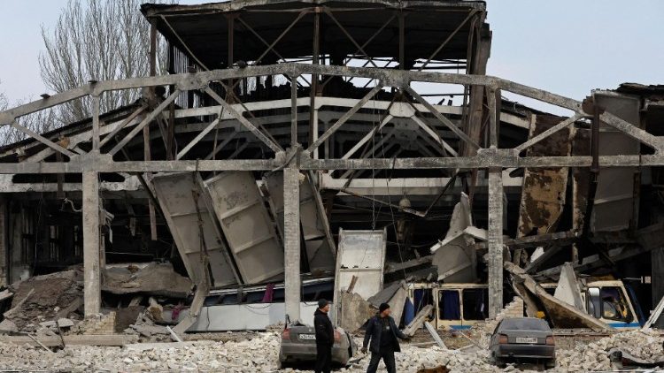 Homens do lado de fora de uma estação de ônibus danificada por bombardeios recentes durante o conflito Rússia-Ucrânia, na cidade de Volnovakha, na região de Donetsk, Ucrânia controlada pela Rússia, em 9 de março de 2023. REUTERS/Alexander Ermochenko