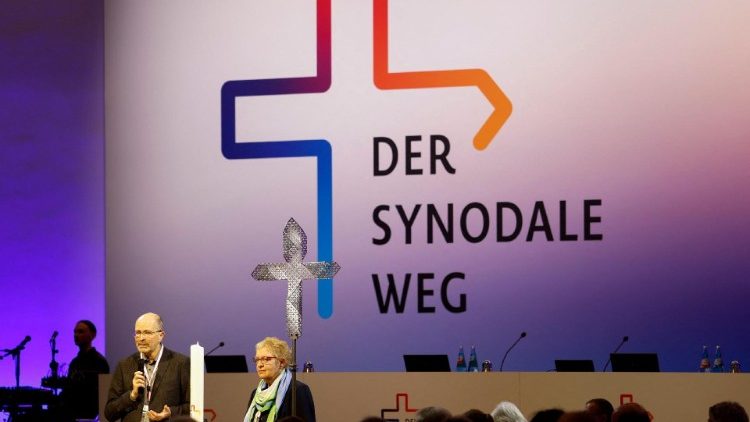 Maria Bocksberg bei der fünften und letzten Synodalversammlung des Synodalen Wegs in Frankfurt (9.2.2023)