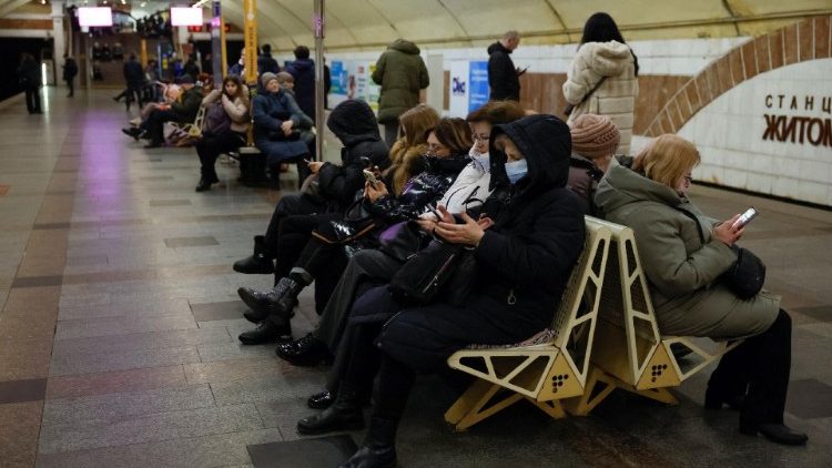 Pessoas se abrigam dentro de uma estação de metrô durante um alerta de ataque aéreo, em meio ao ataque da Rússia à Ucrânia, em Kiev, Ucrânia, 9 de março de 2023. REUTERS/Alina Yarysh