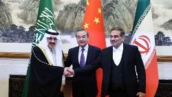 Директорът на Службата на Централната комисия по външни работи на Китай Ван И, Али Шамхани, секретар на Върховния съвет за национална сигурност на Иран и съветникът по националната сигурност на Саудитска Арабия Мусаад бин Мохамед Ал Айбан на срещата в Пекин. 10.03.2023