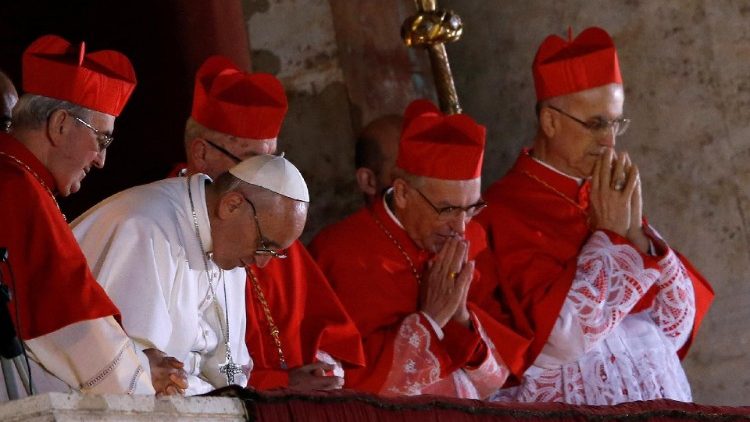 Pápež František tesne po zvolení dňa 13. marca 2013 sa skláňa s prosbou o modlitbu Božieho ľudu zídeného na Námestí sv. Petra (REUTERS)