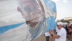 Le Pape François sur un drapeau argentin, le 11 mars à Lujan.