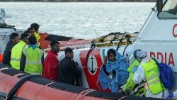 Persone migranti sbarcano al porto siciliano di Pozzallo lo scorso 13 marzo