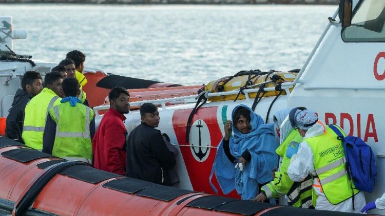 Persone migranti sbarcano al porto siciliano di Pozzallo lo scorso 13 marzo