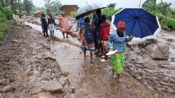 Habitantes del distrito de Chiradzulu caminan por una carretera inundada tras los corrimientos de tierra y desprendimientos de rocas en la zona causados por las secuelas del ciclón Freddy en Blantyre, Malawi, 15 de marzo.
