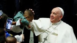 Папа падчас аўдыенцыі з бежанцамі, якія прыбылі ў Еўропу па гуманітарных калідорах