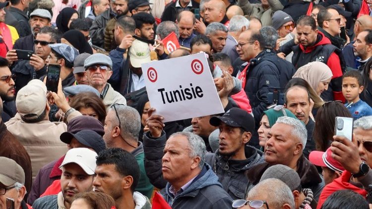 Anhänger von Präsident Kais Saied demonstrieren am Montag in Tunis