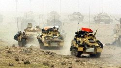 Конвой от бронирани машини на британската армия напредва в Южен Ирак, 22.03.2003