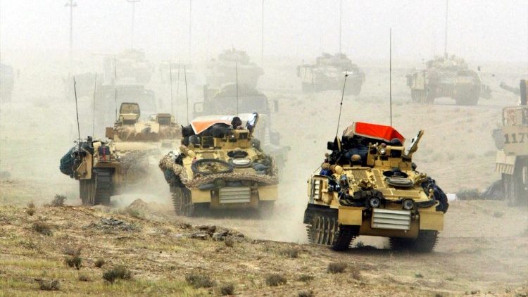 Brytyjskie siły wjeżdżające do południowego Iraku 22 marca 2003