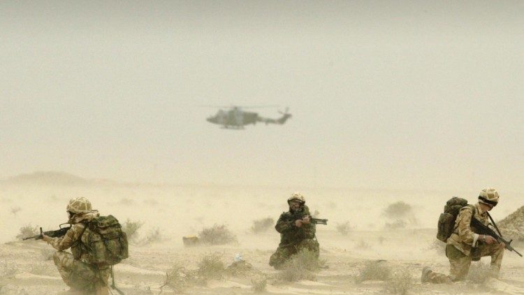 Des soldats britanniques le 25 mars 2003 dans le nord de Ramaila en Irak.