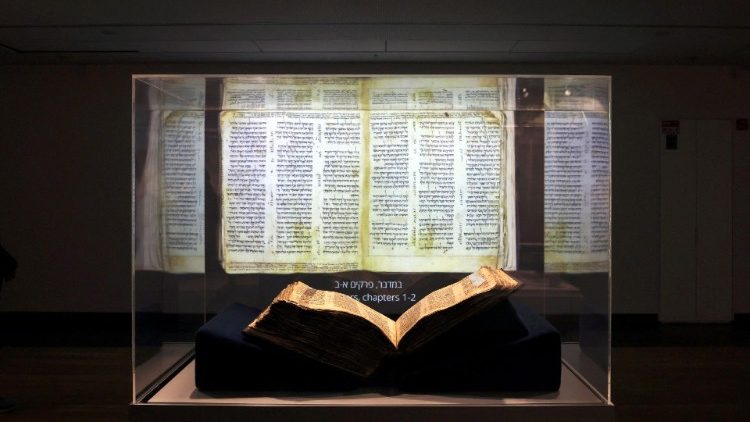 Ludzie mogą oglądać jeden z najstarszych manuskryptów Biblii