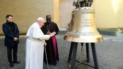 Папа Франциск и архиепископът на Лусака Алик Банда при освещаването на камбаната "Гласът на неродените", 22.03.2023