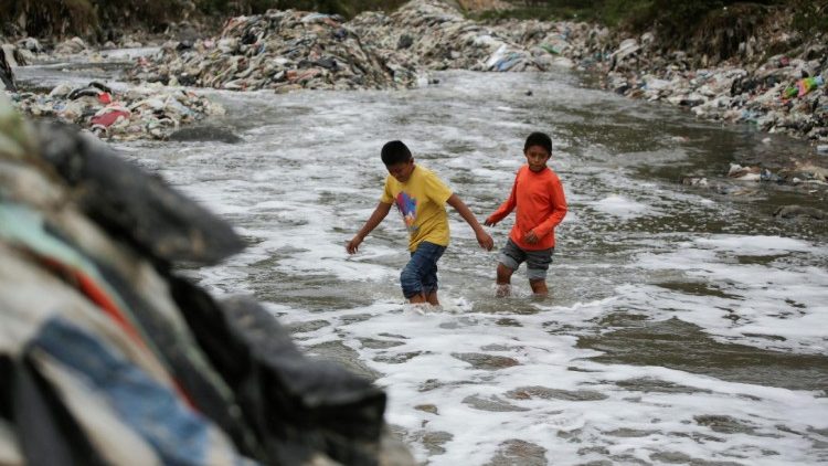 Rio de Guatemala contaminado por residuos plásticos