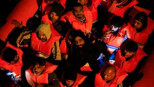 Le navire de MSF Geo Barents sauve des migrants en Méditerranée.