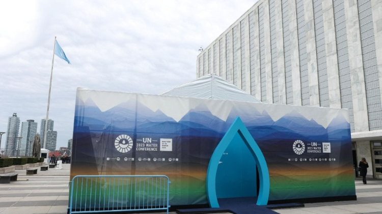 A vízről tartott ENSZ-konferencia reklámja New Yorkban