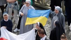 Ordensfrauen mit blaugelber ukrainischer Flagge auf dem Petersplatz beim Angelus 