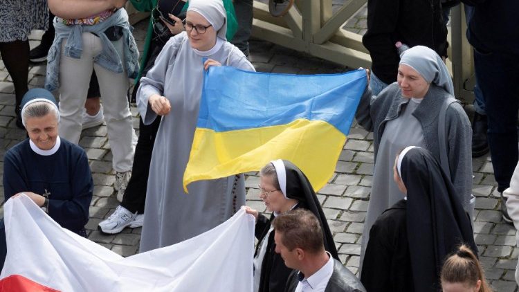 Ordensfrauen mit blaugelber ukrainischer Flagge auf dem Petersplatz beim Angelus 