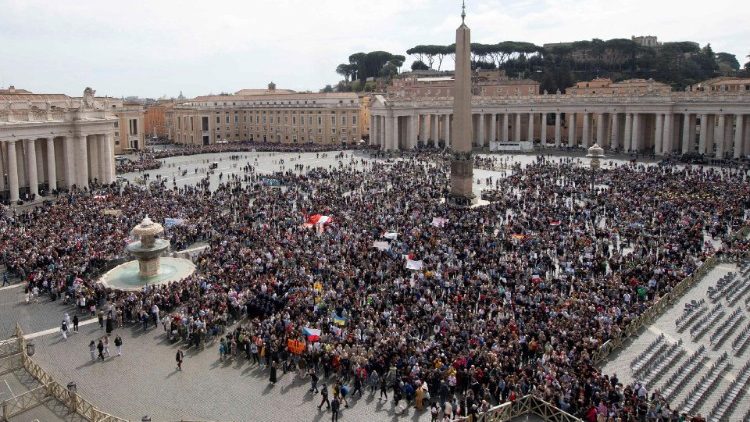 Паломники на площади Святого Петра (26 марта  2023 г.)