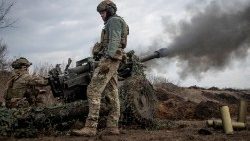यूक्रेनी सैनिक ने बखमुत के पास एक फ्रंट लाइन पर एक हॉवित्जर M119 फायर किया