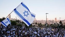 इस्राएल के रक्षामंत्री योव गैलेंट की बर्खास्तगी पर आक्रोश जताते हुए हजारों प्रदर्शनकारी सड़कों पर