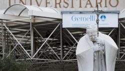 Die römische Gemelli-Klinik am Donnerstagvormittag, 30. März 2023 - Papst Franziskus ist seit Mittwochnachmittag aufgrund einer Atemwegsinfektion in der Klinik