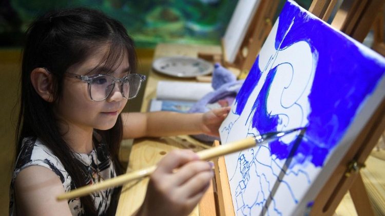 Una bambina dipinge La Notte stellata di Vincent van Gogh (Reuters)