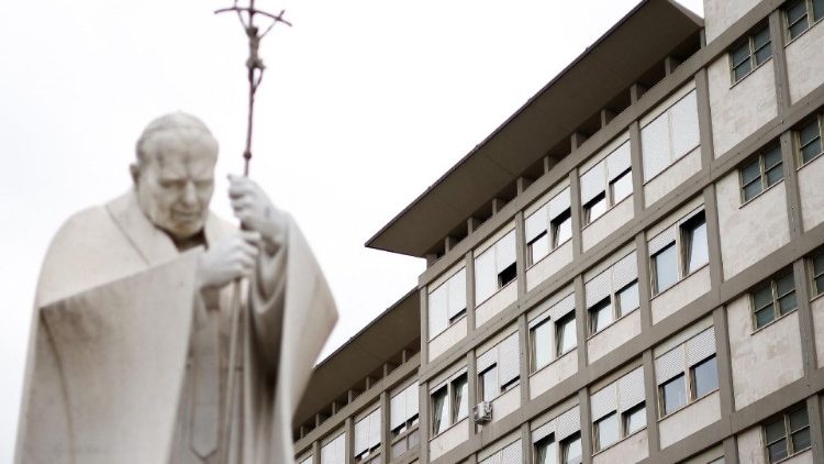 El ingreso al Hospital Gemelli de Roma. (Foto: REUTERS)