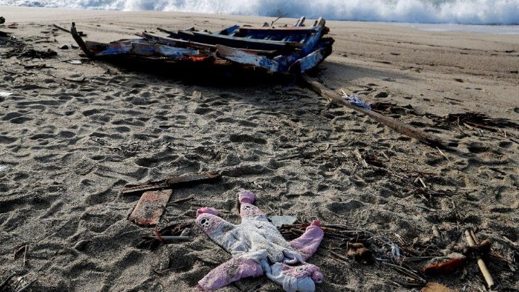Die Überreste eines gekenterten Flüchtlingsbootes am Strand von Crotone (Italien), 28.2.2023