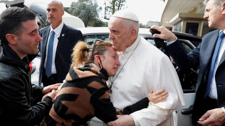 Le Pape enlaçant une mère dont la petite fille est décédée à Gemelli dans la nuit du 31 mars au 1er avril.