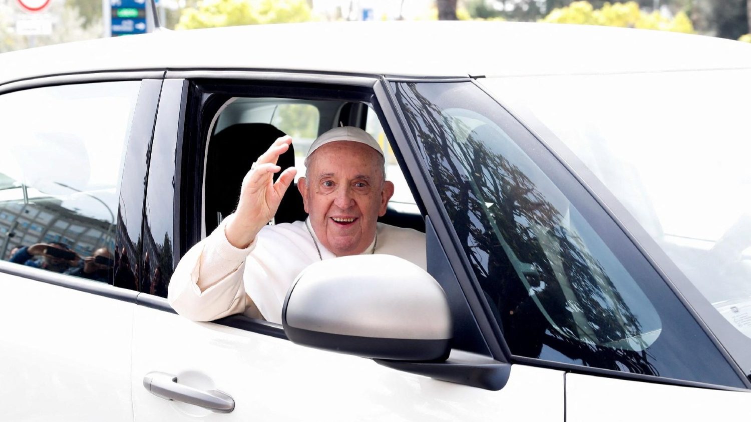 Papa Francisco volta para casa após breve internação