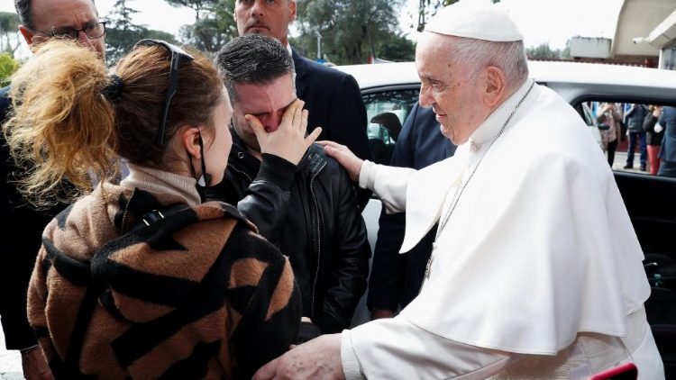 Папата с родилите на Анджелика