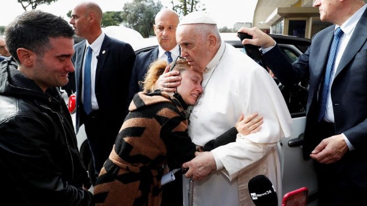 하늘나라로 떠난 안젤리카 양의 어머니를 위로하는 교황