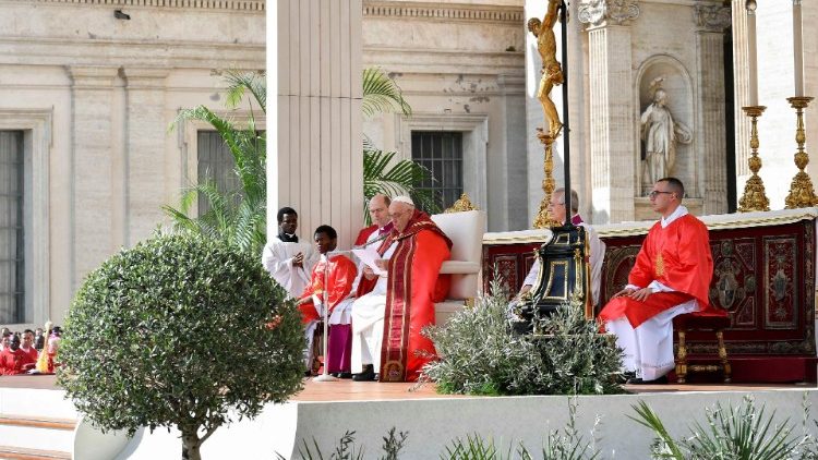 Ferenc pápa homíliát tart
