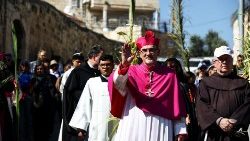 Patriarca Latino de Jerusalém Pierbattista Pizzaballa à frente da procissão do Domingo de Ramos no Monte das Oliveiras em Jerusalém.