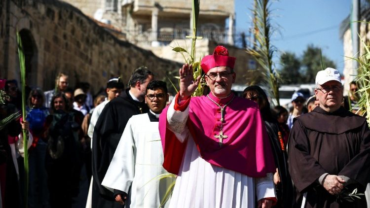 Der lateinische Patriarch von Jerusalem, Pierbattista Pizzaballa, bei einer Prozession in Jerusalem (Archivbild)