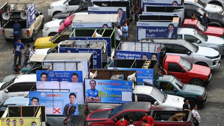 Les camions de campagne des candidats s'enregistrant pour le scrutin du 14 mai.