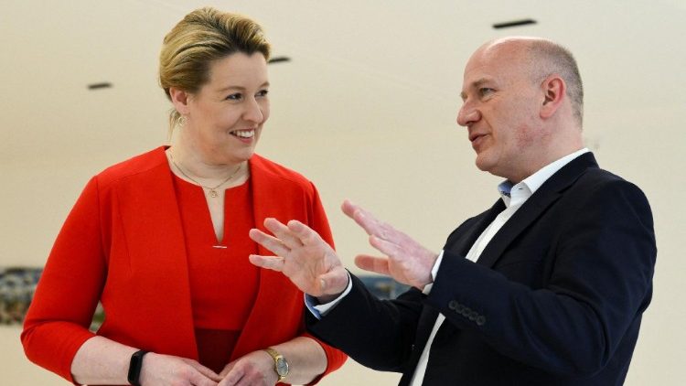 Der künftige Regierende Bürgermeister Kai Wegner (CDU) und seine Vorgängerin Franziska Giffey (SPD) bei der Vorstellung des Koalitionsvertrags