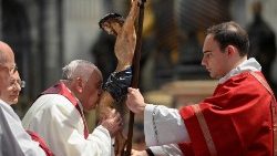 Le Pape François baise la croix du Christ, lors de l'office de la Passion du Seigneur. 