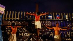 Migrantes representan el Via Crucis en la Semana Santa de 2023 en Ciudad Juarez.