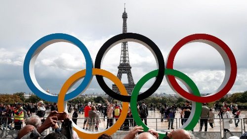 Olympische Ringe zur Feier der offiziellen Bekanntgabe des IOC, dass Paris den Zuschlag für die Olympischen Spiele 2024 erhalten hat, vor dem Eiffelturm auf dem Trocadero-Platz in Paris