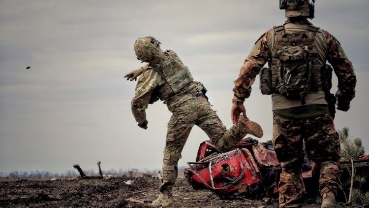 Ukraiński żołnierz ćwiczący rzut granatem, obwód doniecki, 8 kwietnia 2024
