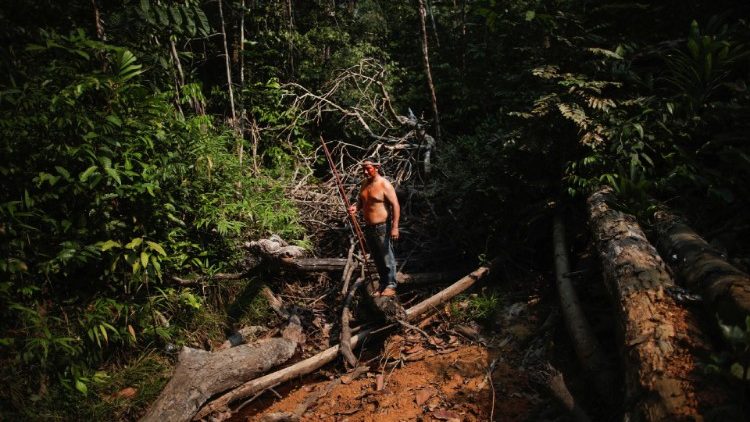 Мъж от племето Мура, живеещо в тропическите гори на Амазонка близо до Хумайта