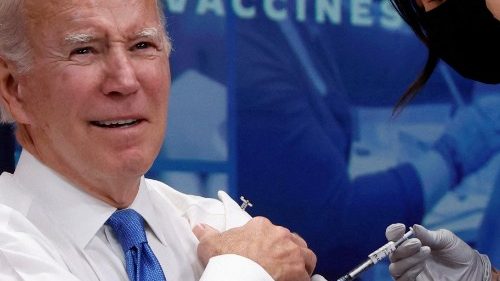 In una foto di archivio, il presidente americano Biden che si sottopone alla vaccinazione contro il Covid-19
